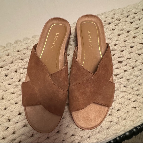 New without box, Vionic Hayden slides, toffee color, sz 8 - Picture 3 of 5